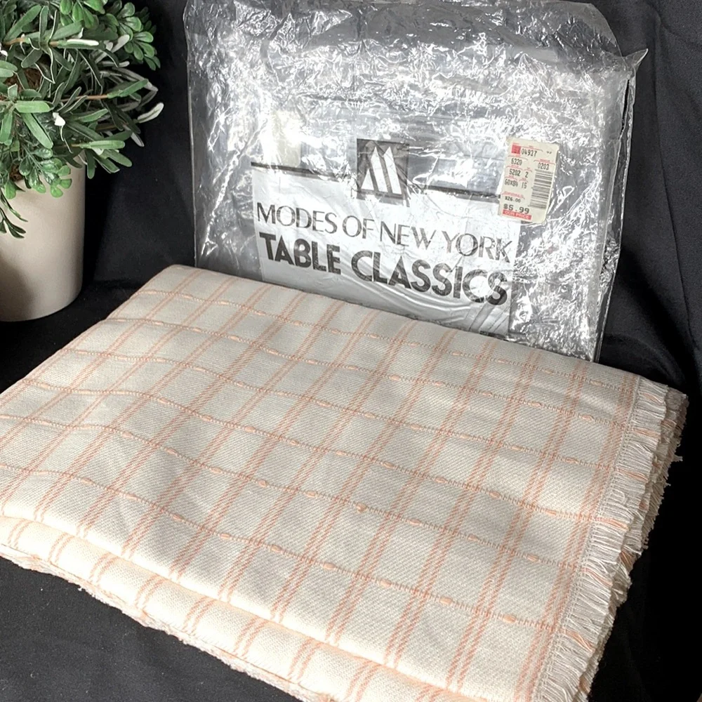 Modes of New York 1980’s peach and off white 60” x 84” 100% cotton tablecloth - Picture 2 of 7